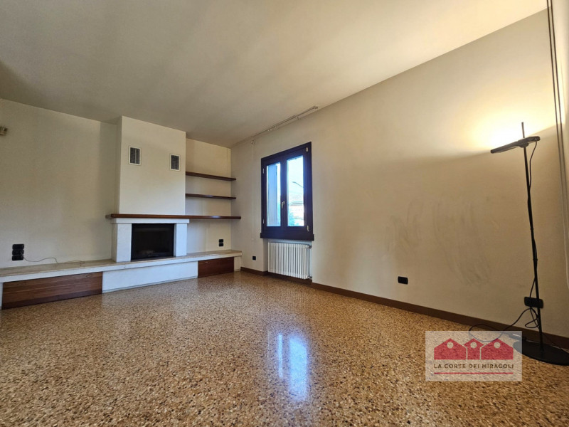 DISPONIBILE DA FINE GIUGNO - VICENZA: BELLISSIMA CASA INDIPENDENTE A SOLO 8 MINUTI DA VICENZA. EU...