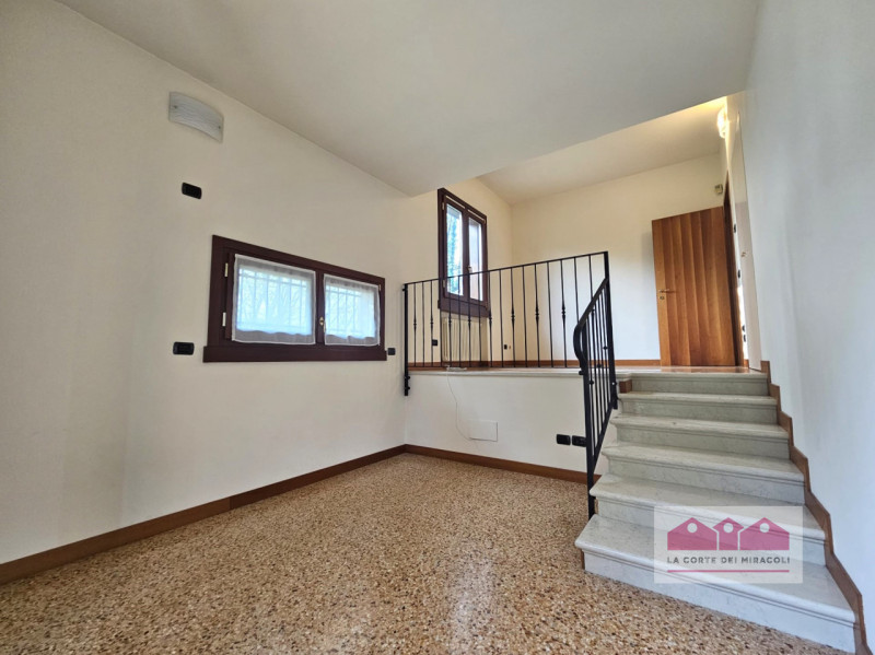 DISPONIBILE DA FINE GIUGNO - VICENZA: BELLISSIMA CASA INDIPENDENTE A SOLO 8 MINUTI DA VICENZA. EU...