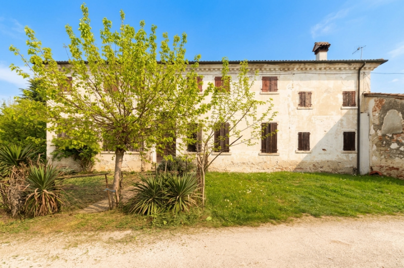 Villa d'Asolo: inserito in contesto tipico della vita contadina dell'epoca, con corte in comune c...