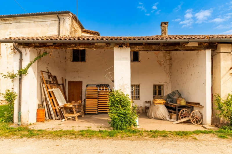 Villa d'Asolo: inserito in contesto tipico della vita contadina dell'epoca, con corte in comune c...