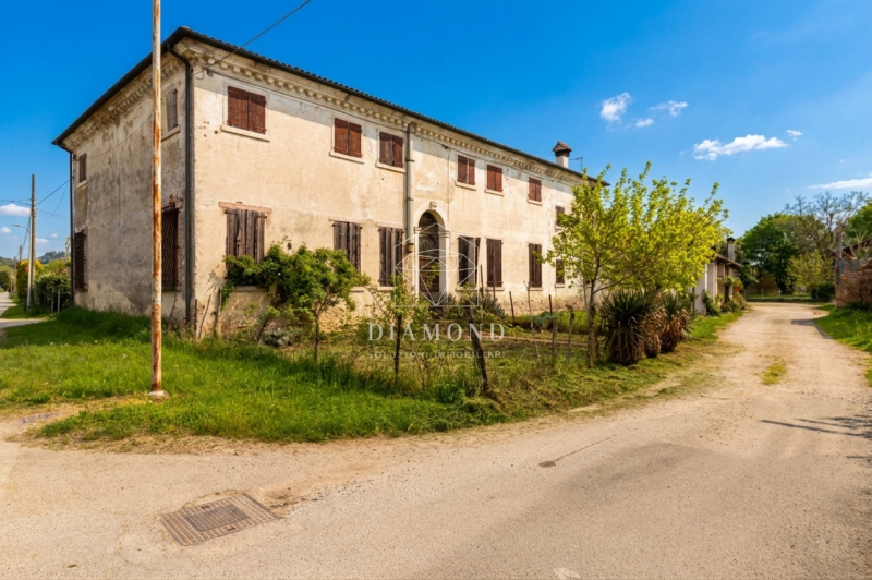 Villa d'Asolo: inserito in contesto tipico della vita contadina dell'epoca, con corte in comune c...
