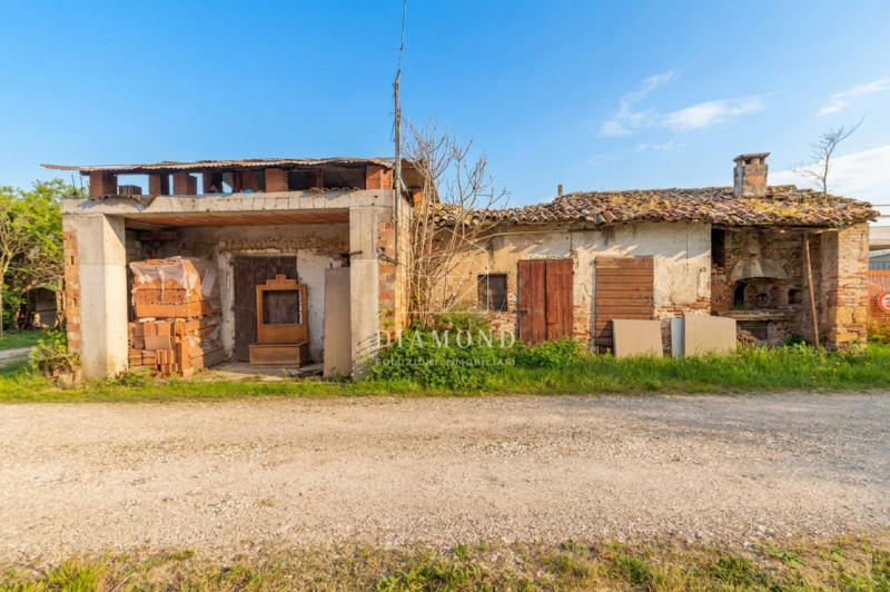 Villa d'Asolo: inserito in contesto tipico della vita contadina dell'epoca, con corte in comune c...
