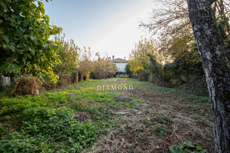 Villa d'Asolo: inserito in contesto tipico della vita contadina dell'epoca, con corte in comune c...