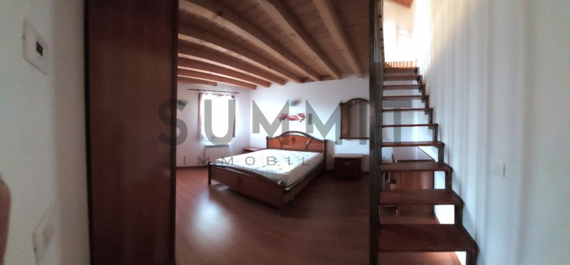 SANTORSO: Ampio BICAMERE arredato sito al secondo ed ultimo piano con posto auto scoperto. Cl.En....