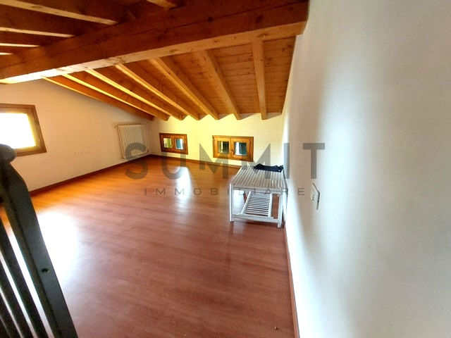 SANTORSO: Ampio BICAMERE arredato sito al secondo ed ultimo piano con posto auto scoperto. Cl.En....