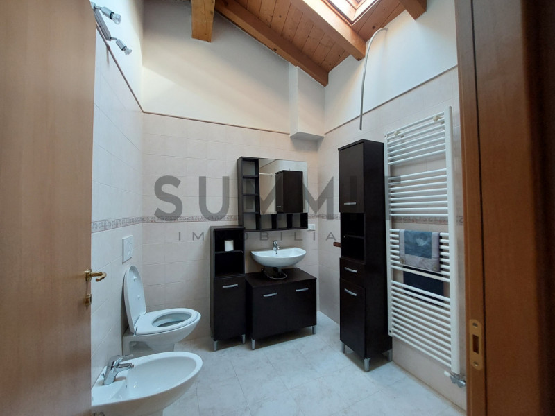 SANTORSO: Ampio BICAMERE arredato sito al secondo ed ultimo piano con posto auto scoperto. Cl.En....