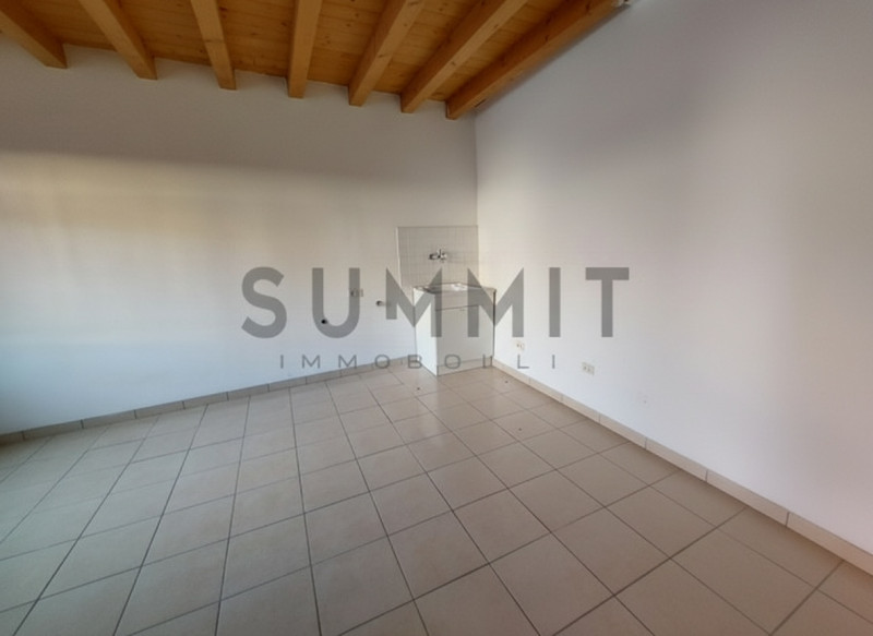 SANTORSO: Ampio BICAMERE arredato sito al secondo ed ultimo piano con posto auto scoperto. Cl.En....