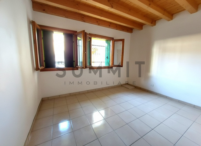 SANTORSO: Ampio BICAMERE arredato sito al secondo ed ultimo piano con posto auto scoperto. Cl.En....