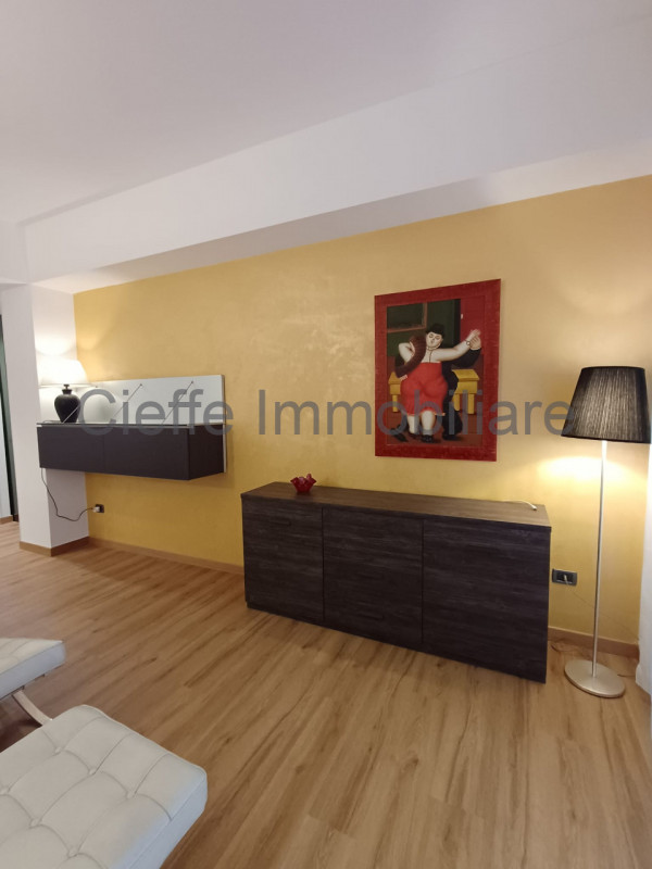 Nel cuore pulsante del Centro Storico di Padova, proponiamo in affitto un raffinato appartamento ...