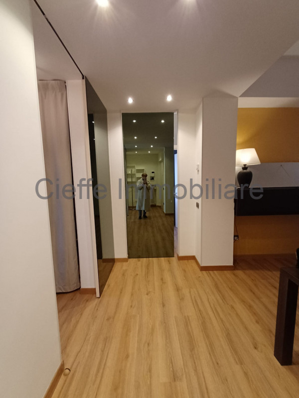 Nel cuore pulsante del Centro Storico di Padova, proponiamo in affitto un raffinato appartamento ...