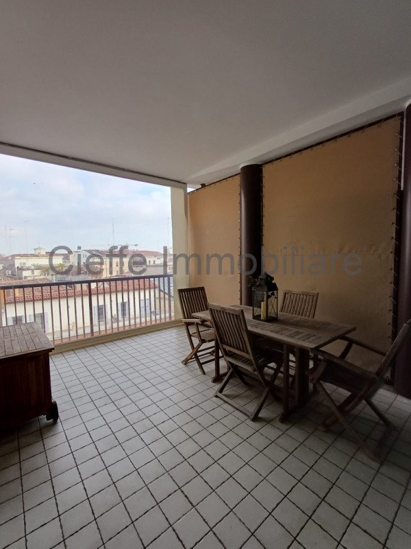 Nel cuore pulsante del Centro Storico di Padova, proponiamo in affitto un raffinato appartamento ...