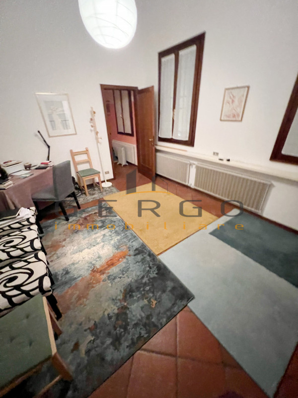 (Per INFO Cristina 3389226442) Al piano terra di un immobile storico ristrutturato, in zona Santa...