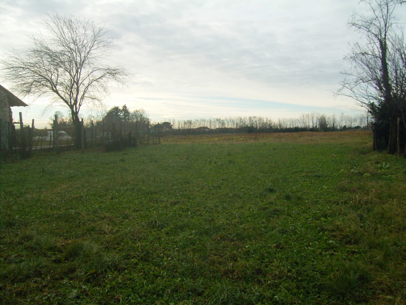 A due passi dall'Abbazia, immerso nel verde, troviamo una porzione di rustico da ristrutturare, d...