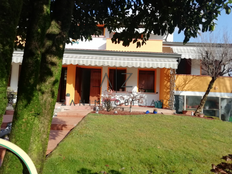 Proponiamo bifamiliare in vendita ad Altivole in contesto residenziale. 

Finita al grezzo avanza...