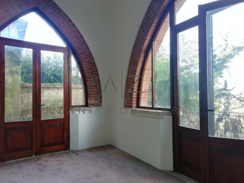 Proponiamo palazzetto in vendita ad Asolo centro, vicino al Duomo.

All'inizio del porticato che ...