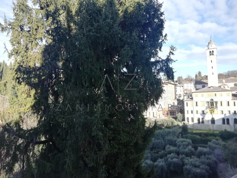 Proponiamo palazzetto in vendita ad Asolo centro, vicino al Duomo.

All'inizio del porticato che ...