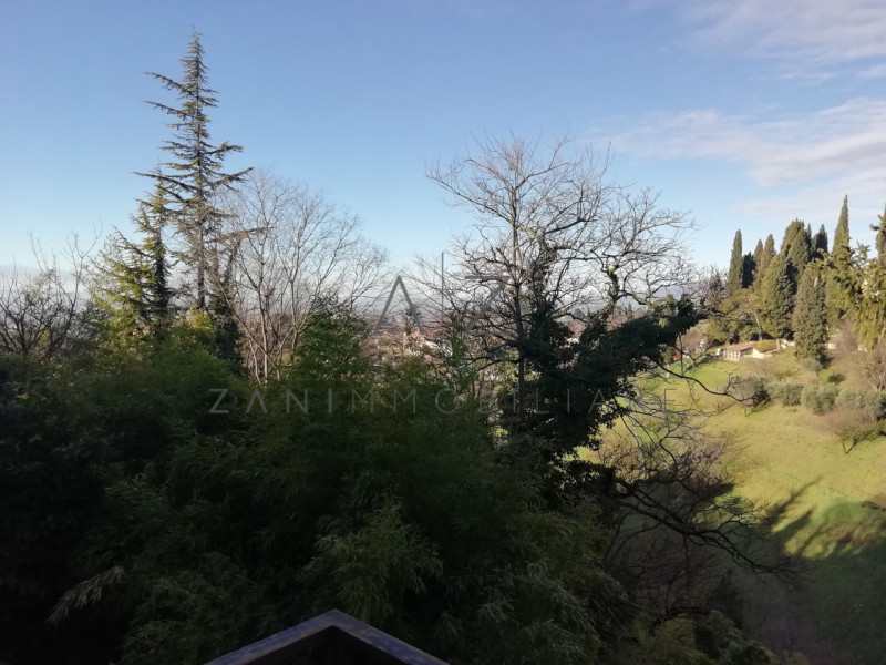 Proponiamo palazzetto in vendita ad Asolo centro, vicino al Duomo.

All'inizio del porticato che ...