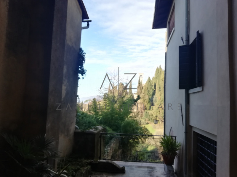 Proponiamo palazzetto in vendita ad Asolo centro, vicino al Duomo.

All'inizio del porticato che ...