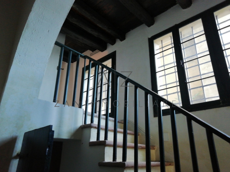 Proponiamo palazzetto in vendita ad Asolo centro, vicino al Duomo.

All'inizio del porticato che ...