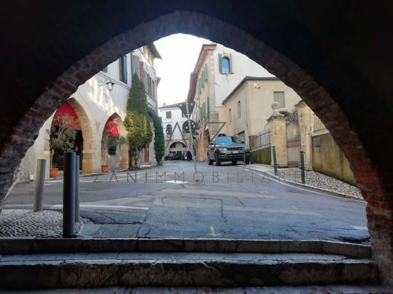 Proponiamo palazzetto in vendita ad Asolo centro, vicino al Duomo.

All'inizio del porticato che ...