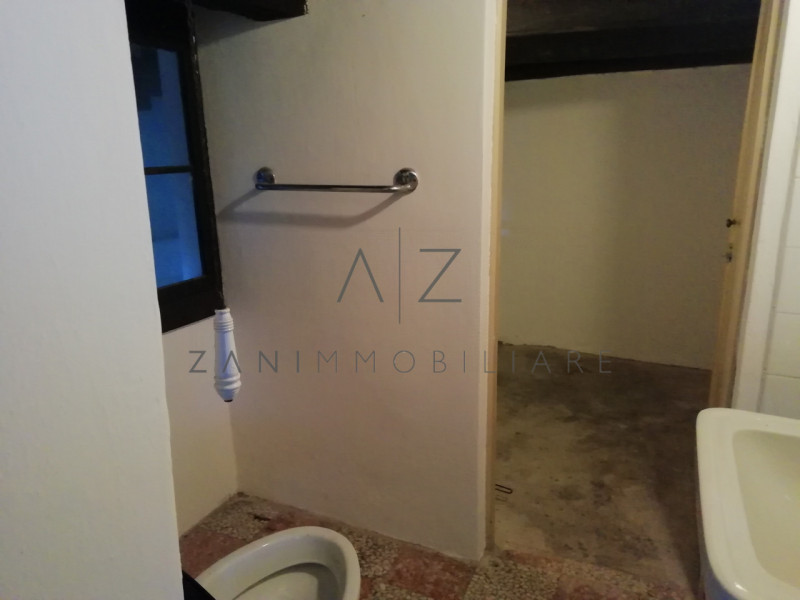 Proponiamo palazzetto in vendita ad Asolo centro, vicino al Duomo.

All'inizio del porticato che ...