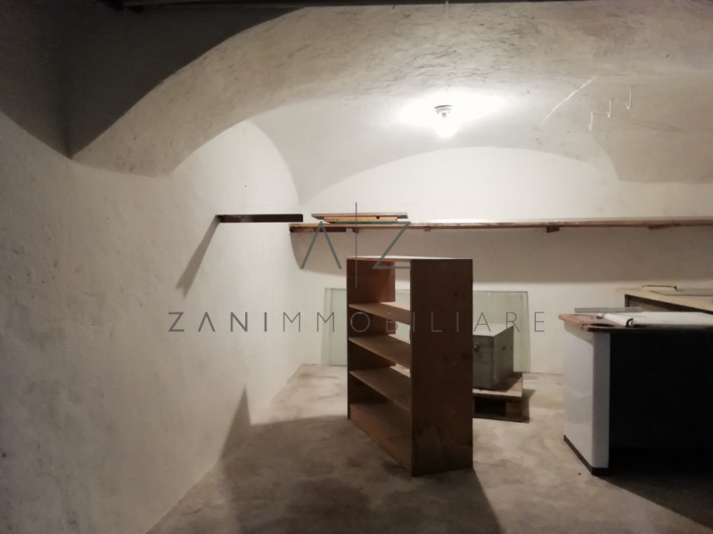 Proponiamo palazzetto in vendita ad Asolo centro, vicino al Duomo.

All'inizio del porticato che ...