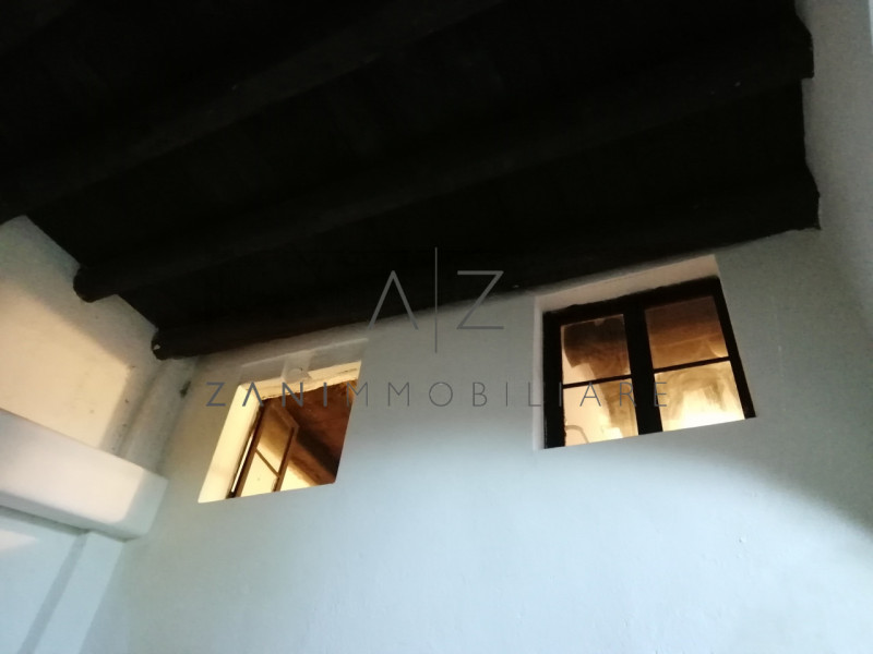 Proponiamo palazzetto in vendita ad Asolo centro, vicino al Duomo.

All'inizio del porticato che ...