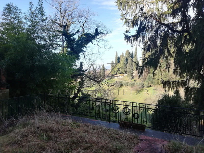 Proponiamo palazzetto in vendita ad Asolo centro, vicino al Duomo.

All'inizio del porticato che ...