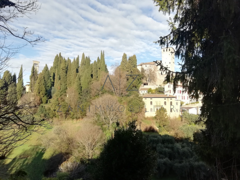 Proponiamo palazzetto in vendita ad Asolo centro, vicino al Duomo.

All'inizio del porticato che ...