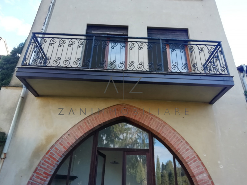 Proponiamo palazzetto in vendita ad Asolo centro, vicino al Duomo.

All'inizio del porticato che ...