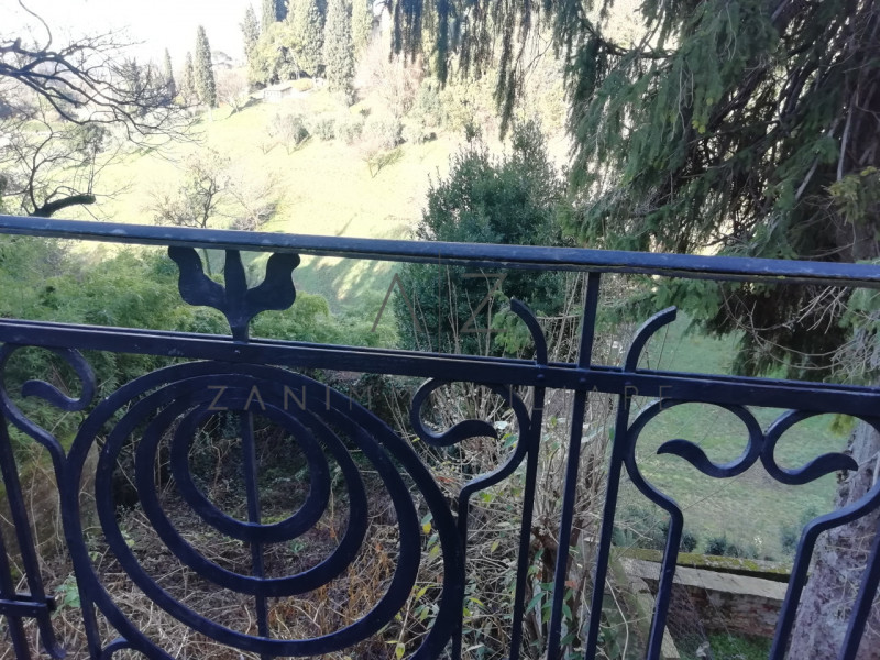 Proponiamo palazzetto in vendita ad Asolo centro, vicino al Duomo.

All'inizio del porticato che ...