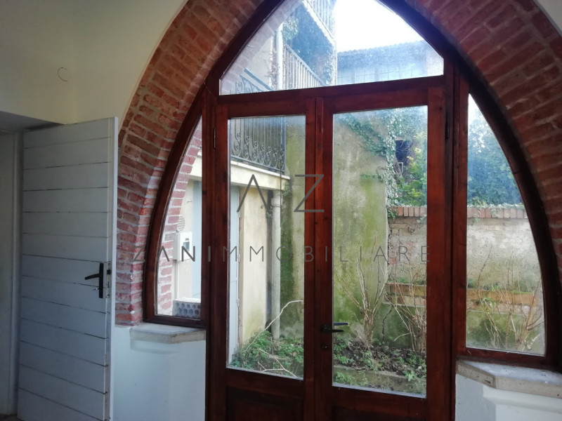 Proponiamo palazzetto in vendita ad Asolo centro, vicino al Duomo.

All'inizio del porticato che ...