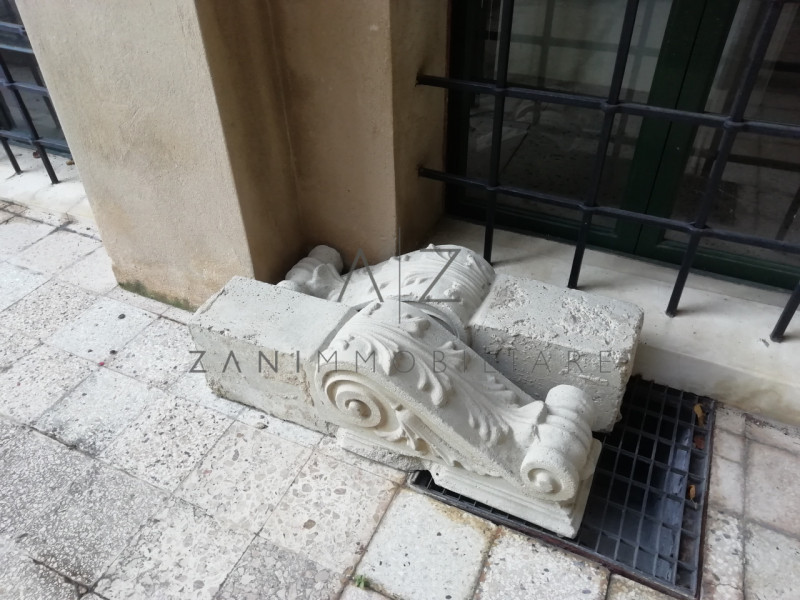 Proponiamo palazzetto in vendita ad Asolo centro, vicino al Duomo.

All'inizio del porticato che ...