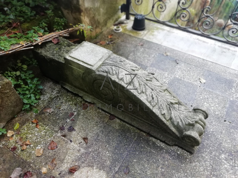 Proponiamo palazzetto in vendita ad Asolo centro, vicino al Duomo.

All'inizio del porticato che ...