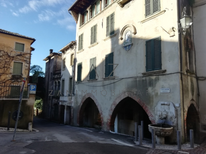 Proponiamo palazzetto in vendita ad Asolo centro, vicino al Duomo.

All'inizio del porticato che ...