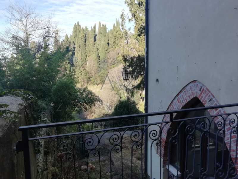 Proponiamo palazzetto in vendita ad Asolo centro, vicino al Duomo.

All'inizio del porticato che ...