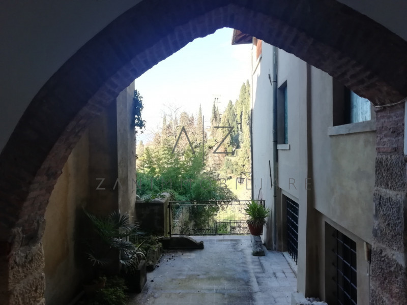 Proponiamo palazzetto in vendita ad Asolo centro, vicino al Duomo.

All'inizio del porticato che ...