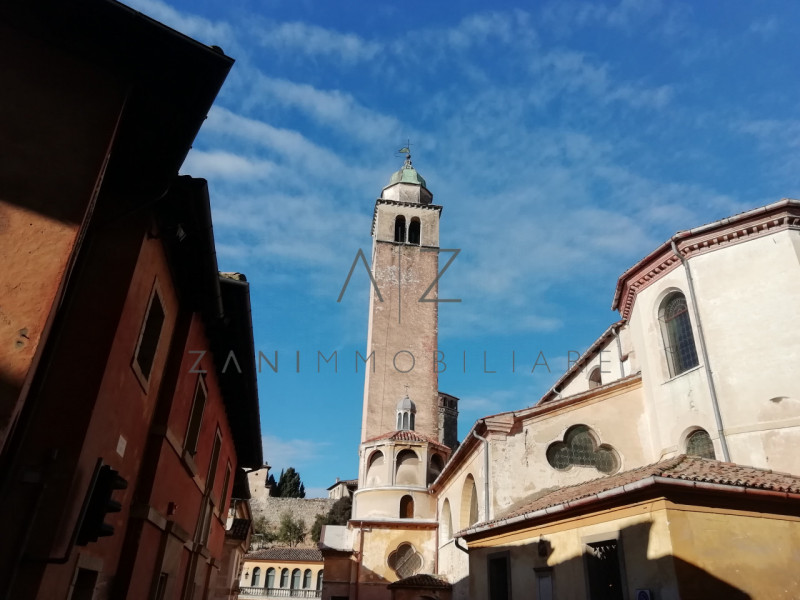 Proponiamo palazzetto in vendita ad Asolo centro, vicino al Duomo.

All'inizio del porticato che ...