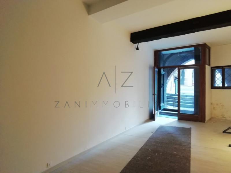 Proponiamo palazzetto in vendita ad Asolo centro, vicino al Duomo.

All'inizio del porticato che ...