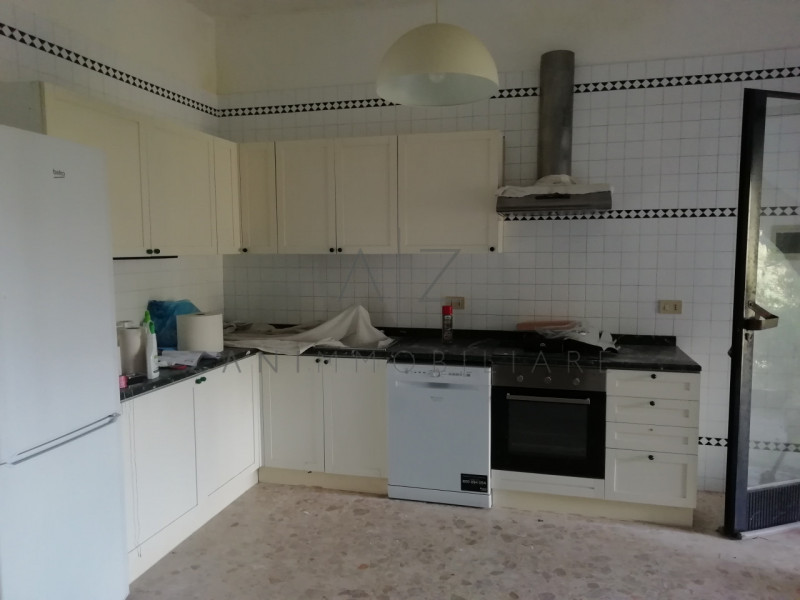 Proponiamo palazzetto in vendita ad Asolo centro, vicino al Duomo.

All'inizio del porticato che ...