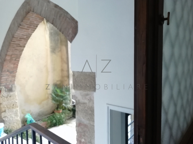 Proponiamo palazzetto in vendita ad Asolo centro, vicino al Duomo.

All'inizio del porticato che ...