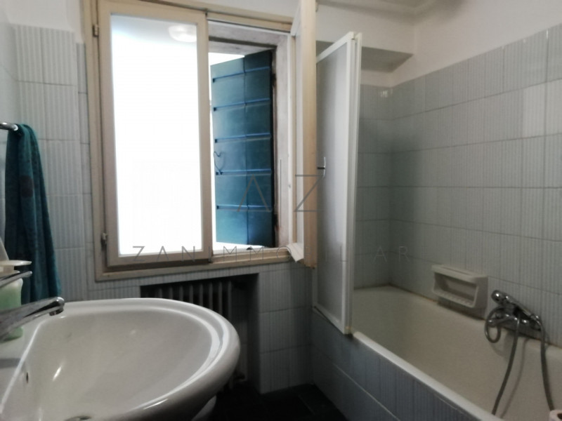 Proponiamo palazzetto in vendita ad Asolo centro, vicino al Duomo.

All'inizio del porticato che ...