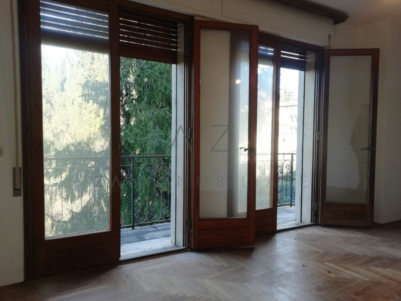 Proponiamo palazzetto in vendita ad Asolo centro, vicino al Duomo.

All'inizio del porticato che ...