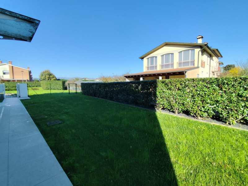 In una delle zone più ricercate di Vicenza, precisamente nel tranquillo quartiere residenziale di...