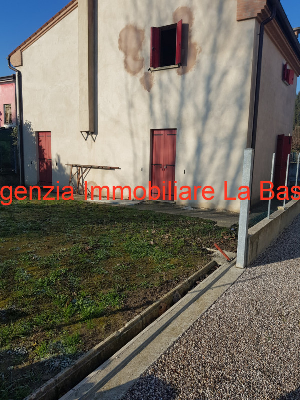 Si propone in vendita porzione di bifamiliare al grezzo avanzato disposta in due piani e più prec...