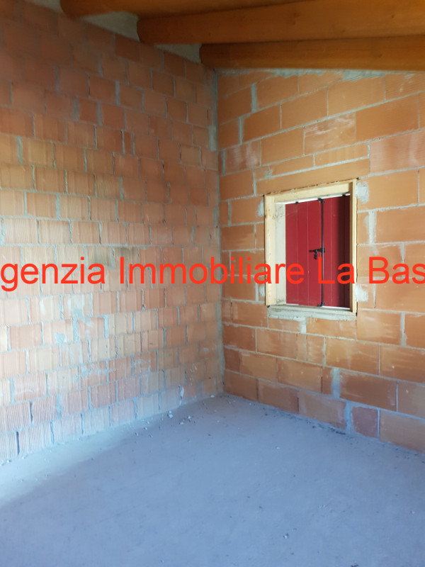 Si propone in vendita porzione di bifamiliare al grezzo avanzato disposta in due piani e più prec...