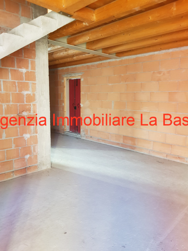 Si propone in vendita porzione di bifamiliare al grezzo avanzato disposta in due piani e più prec...