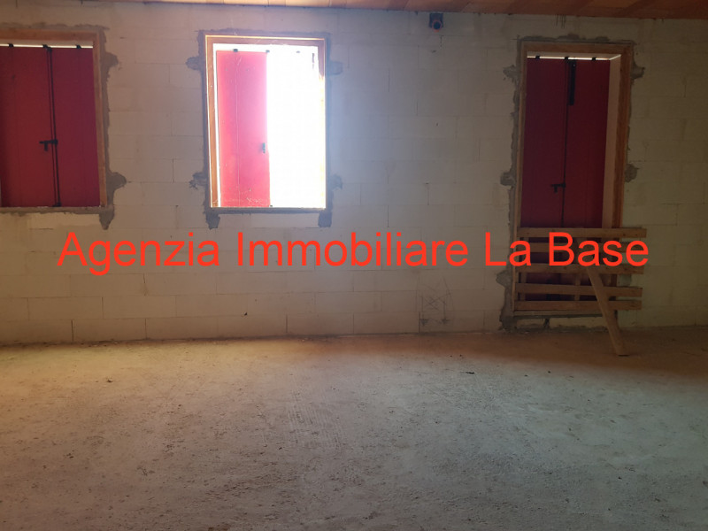 Si propone in vendita porzione di bifamiliare al grezzo avanzato disposta in due piani e più prec...