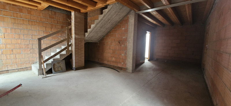 Si propone in vendita porzione di bifamiliare al grezzo avanzato disposta in due piani e più prec...