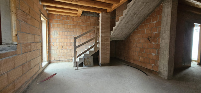 Si propone in vendita porzione di bifamiliare al grezzo avanzato disposta in due piani e più prec...